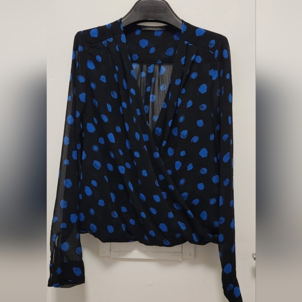 3/$15 SUZY SHIER Women long sleeves, size Small. EUC